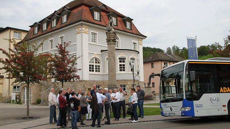 Der Stadtrat Bad Brückenau schaut sich die zukünftige Haltestelle am Alten Rathaus an. Foto: Ulrike Müller