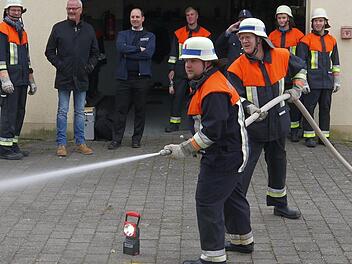 Wasser marsch: Christoph Fischer und Sebastian Sommer beim Löschangriff vor fachkundigem Publikum. Berthold Köhler