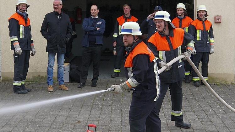 Wasser marsch: Christoph Fischer und Sebastian Sommer beim Löschangriff vor fachkundigem Publikum. Berthold Köhler