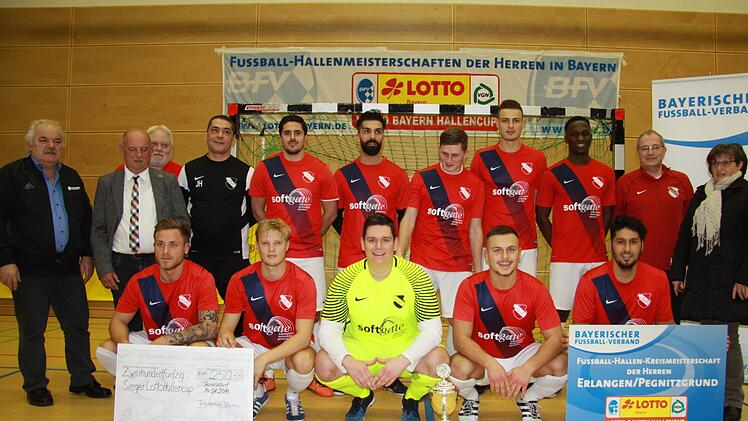 Und wieder geht der Titel zum ATSV Erlangen: Der Spitzenreiter der Landesliga setzte sich im Finale der Futsal-Endrunde im Kreis gegen den großen Underdog des Turniers durch.   Beim 4:3 hatte der ATSV mit Atletico Erlangen aber eine ganz harte Nuss zu knacken. Uwe Kellner