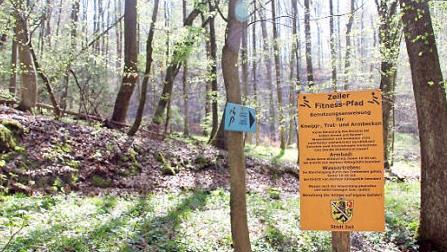 Wegweiser und Anleitungen sind noch zum Teil in Schuss, das Kneippbecken in der Nähe noch gut nutzbar.