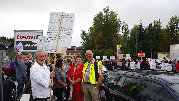 Am Montagabend (27. August) demonstrierten in Weißenbrunn rund 120 Menschen gegen die Gründung eines AfD-Ortsverbandes Kronach Stadt und  Land. Foto: Marco Meißner