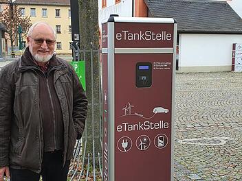 Bernhard Schierling braucht nicht lange nachzudenken. Ein E-Auto kann er sich nicht anschaffen. Daheim vor der Haustüre gibt es keinen Stellplatz und immer zum Marktplatz pilgern, das möchte er auch nicht. Foto: Brigitte Krause