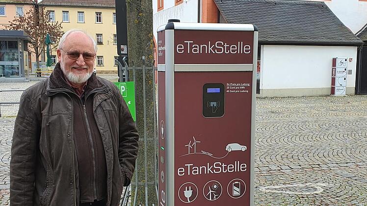 Bernhard Schierling braucht nicht lange nachzudenken. Ein E-Auto kann er sich nicht anschaffen. Daheim vor der Haustüre gibt es keinen Stellplatz und immer zum Marktplatz pilgern, das möchte er auch nicht. Foto: Brigitte Krause