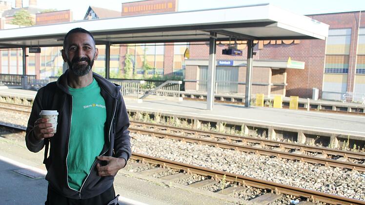 Ibrahim Abou Saho nimmt den Streik gelassen. Er hat seinen Chef angerufen, dass er später kommt und trinkt noch einen Kaffee am Bahnsteig.