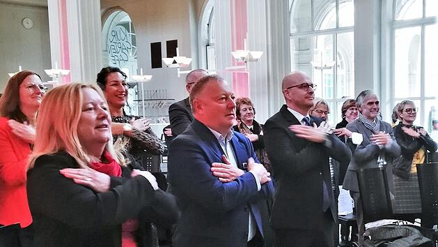 Mit gymnastischer Aktivit&auml;t er&ouml;ffneten Unternehmerin Elisabeth M&uuml;ller (Laboklin, von links), Landrat Thomas Bold und Oberb&uuml;rgermeister Dirk Vogel (SPD) und alle G&auml;ste die Bad Kissinger Gesundheitstage. Foto: Sigismund von Dobsch&uuml;tz