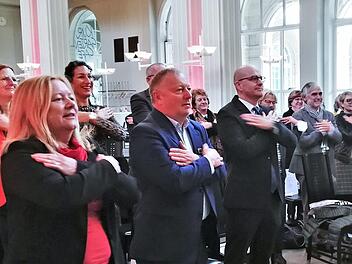 Mit gymnastischer Aktivität eröffneten Unternehmerin Elisabeth Müller (Laboklin, von links), Landrat Thomas Bold und Oberbürgermeister Dirk Vogel (SPD) und alle Gäste die Bad Kissinger Gesundheitstage. Foto: Sigismund von Dobschütz