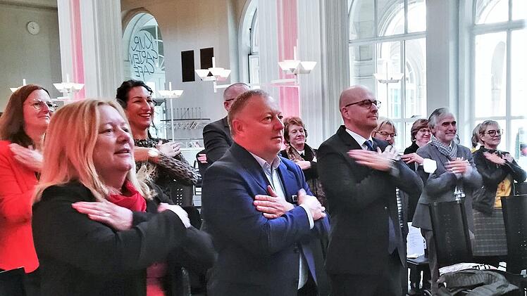 Mit gymnastischer Aktivität eröffneten Unternehmerin Elisabeth Müller (Laboklin, von links), Landrat Thomas Bold und Oberbürgermeister Dirk Vogel (SPD) und alle Gäste die Bad Kissinger Gesundheitstage. Foto: Sigismund von Dobschütz