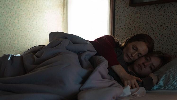 Claire (Sydney Sweeney) ist mal wieder zu Hause. Sie benötigt, wie immer, die gesamte Kraft, Liebe und Aufmerksamkeit von Mutter Kate (Julianne Moore, links).