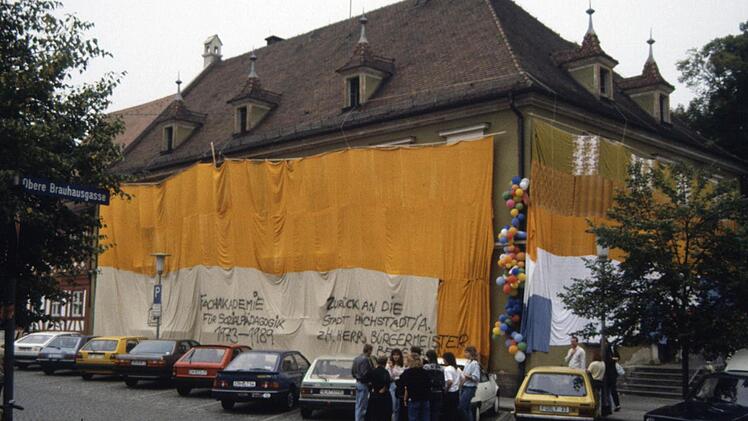 1989 verhüllte die Fachakademie ihr Haus am Marktplatz und gab es an die Stadt zurück. Foto: privat