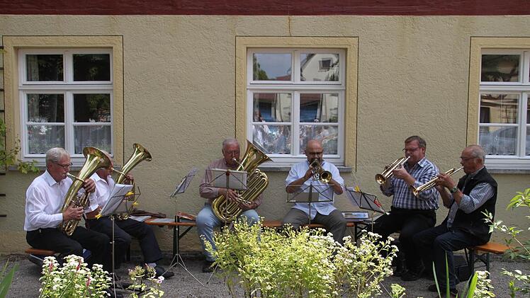 Vor der Alten Schule spielte die "Nothelferkapelle".