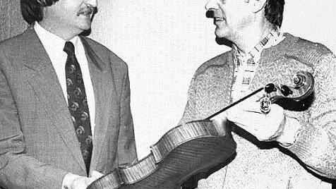 Übergaben liegen dem Landrat a.D. - hier gab es für den Musiker eine Geige.  Foto: Unbekannt (FT-Archiv)