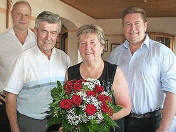 Anton Scheer, der am Hochzeitstag auch Geburtstag feiert, mit seiner Frau Monika und Sohn Jürgen (r.), der am Hochzeitstag seiner Eltern 49 Jahre alt wurde. Bürgermeister Gerald Brehm (l.) überbrachte die Glückwünsche der Stadt Höchstadt. Foto: Evi Seeger