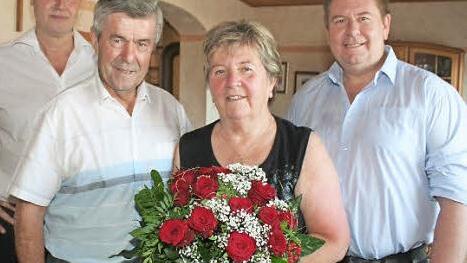 Anton Scheer, der am Hochzeitstag auch Geburtstag feiert, mit seiner Frau Monika und Sohn Jürgen (r.), der am Hochzeitstag seiner Eltern 49 Jahre alt wurde. Bürgermeister Gerald Brehm (l.) überbrachte die Glückwünsche der Stadt Höchstadt. Foto: Evi Seeger