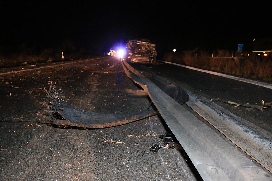 Lkw durchbricht Mittelschutzplanke auf A73