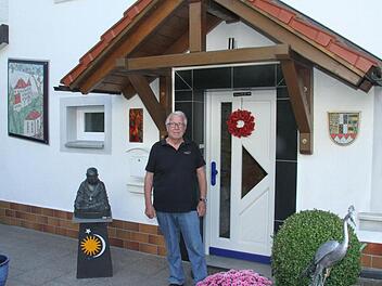 Mit der farbenfrohen Gestaltung seines Anwesens möchte Udo Holländer auch anderen Menschen Mut machen, die Fassaden ihrer Häuser zu verzieren. Foto: Sonny Adam