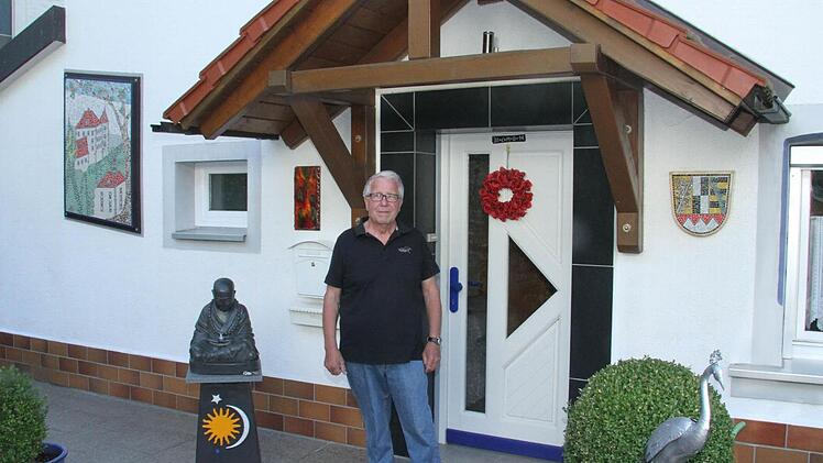 Mit der farbenfrohen Gestaltung seines Anwesens möchte Udo Holländer auch anderen Menschen Mut machen, die Fassaden ihrer Häuser zu verzieren. Foto: Sonny Adam