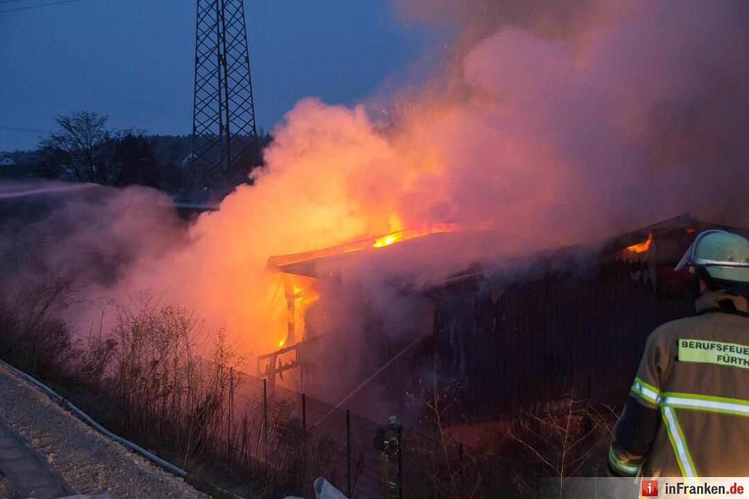 Lagerhalle bei Fürth brennt