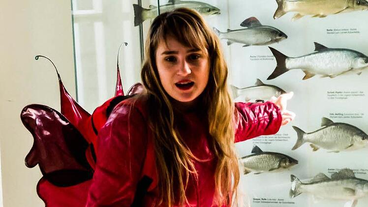 "Schlafen Fische?" - in Jens Raschkes Kinderstück spielt Anne Rieckhof die zehnjährige Jette. Die Aufführungen finden im Naturkundemuseuum statt. Foto: Jochen Berger