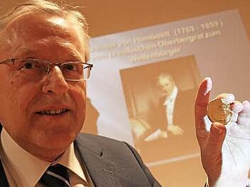 Reinhard Stelzer referierte über Alexander von Humboldt. Dabei zeigte er den Zuhörern die Replik eines preußischen Golddukaten, der 1803 in Goldkronach hergestellt worden war.  Foto: Stephan Stöckel