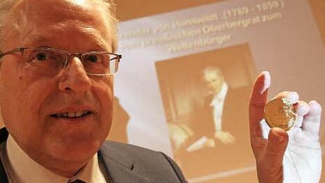 Reinhard Stelzer referierte über Alexander von Humboldt. Dabei zeigte er den Zuhörern die Replik eines preußischen Golddukaten, der 1803 in Goldkronach hergestellt worden war.  Foto: Stephan Stöckel