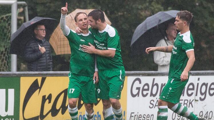 Der SV Friesen hatte in der Vorrunde wiederholt Grund zur Freude, etwa hier über einen Treffer von David Daumann (links) gegen Sonnefeld. Mit im Bild Frank Fugmann und Marcel Lindner (rechts). Foto: Heinrich Weiß