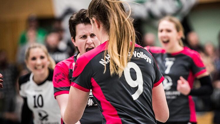 Pure Willenskraft: In der Schlussphase trieben sich die N.H. Young Volleys um Meike Schirmer (Mitte) und Sandra Ullrich (Nummer 9) gegenseitig zu H&ouml;chstleistungen. So gelang noch ein hart umk&auml;mpfter 3:2-Heimsieg gegen den SV Esting.  Foto: Alexander Muck