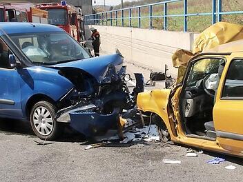 Zwei Personen wurden bei einem Unfall auf der B&nbsp;303 schwer verletzt. Foto: Michael Stelzner