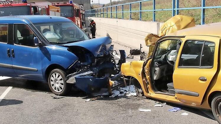 Zwei Personen wurden bei einem Unfall auf der B&nbsp;303 schwer verletzt. Foto: Michael Stelzner