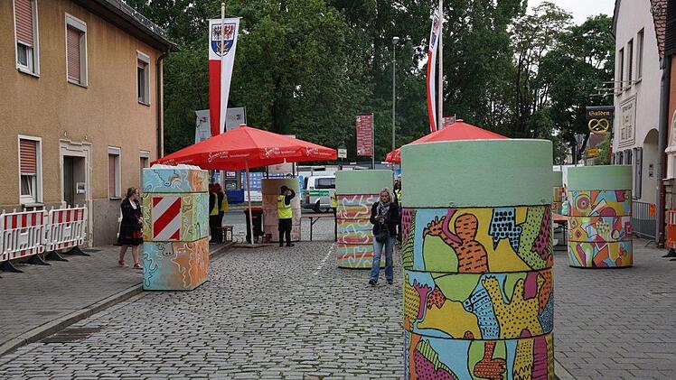 Betonpoller am Fuße vom Berg. Der Eingang mit Tasche ist rechts, der Eingang ohne Tasche links.  Foto: Pascale Ferry