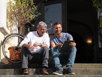 Auf den Stufen zum Fahrradmuseum: In der vergangenen Woche schaute sich Sebastian Schneider (rechts) den Rhönexpress-Bahnradweg an. Der Fachmann entwickelt ein Gestaltungskonzept. 2. Bürgermeister Jürgen Pfister begleitete ihn bei seiner Tour. Foto: Ulrike Müller