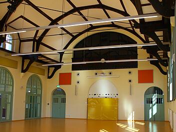 Der Pausenraum (rechts) wurde ursprünglich als Turnhalle genutzt (Bild von 1907 links). Fotos: Jutta Rudel