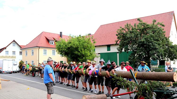Damit der Baum aufgestellt werden kann, braucht es auch einen Organisator. Foto: Johanna Blum