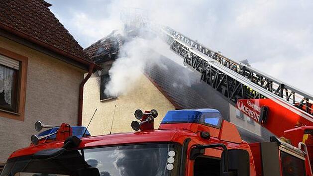 Ein 35-Jähriger hat versucht seien Stiefmutter umzubringen. Dafür hat er sein Elternhaus angezündet.Symbolfoto:  Priebe/pr-video/dpa