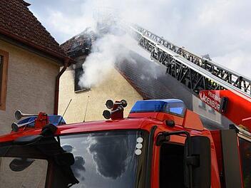 Ein 35-Jähriger hat versucht seien Stiefmutter umzubringen. Dafür hat er sein Elternhaus angezündet.Symbolfoto:  Priebe/pr-video/dpa