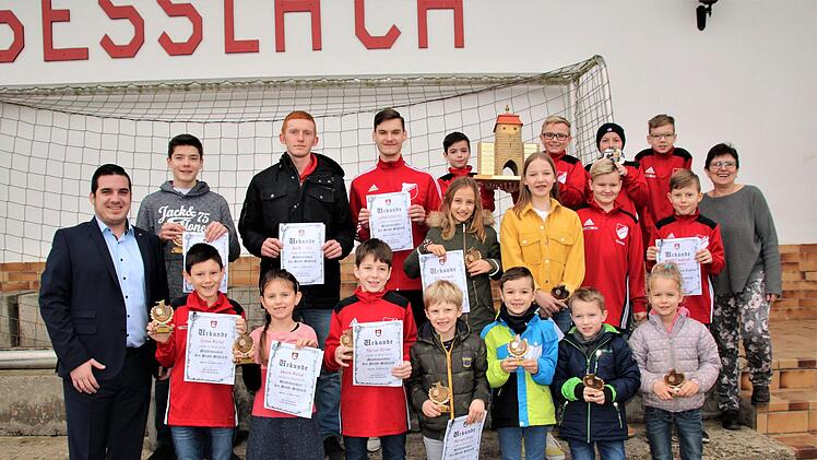 Diese M&auml;dchen und Jungen sowie Jugendlichen trugen sich bei den letztj&auml;hrigen Se&szlig;lacher Stadtmeisterschaften in die Siegerlisten ein.Hans Haberzettl