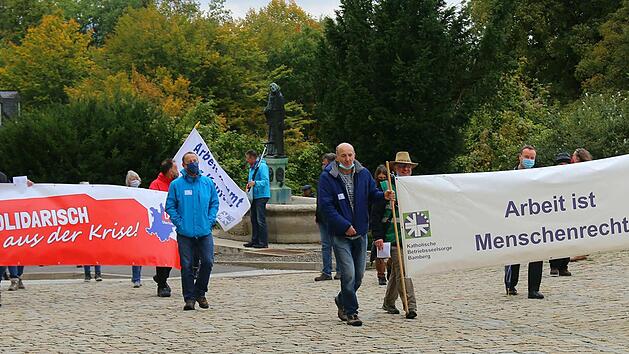 Begrenzt auf 50 Teilnehmer: Unter Corona-Auflagen fand der Bittgang f&uuml;r Arbeitnehmer und Arbeitslose am Samstagfr&uuml;h nach Vierzehnheiligen statt. Vorbei am Antoniusbrunnen f&uuml;hrte ihr Weg in die Basilika.Gerd Klemenz