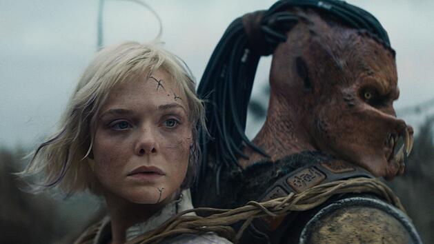 Thia (Elle Fanning) unterst&uuml;tzt den ausgesto&szlig;enen Dek (Dimitrius Schuster-Koloamatangi) bei seiner Suche.