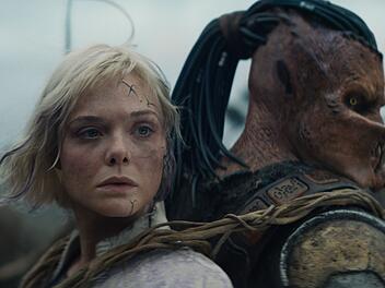 Thia (Elle Fanning) unterst&uuml;tzt den ausgesto&szlig;enen Dek (Dimitrius Schuster-Koloamatangi) bei seiner Suche.