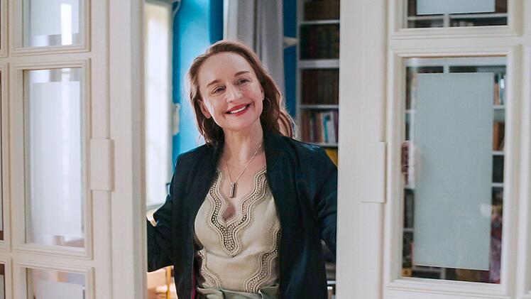 Die Schiebet&uuml;r zu Balbina Augustins (Brigitte Hobmeier) Arbeitszimmer spielt fast schon eine eigene Hauptrolle in der Kom&ouml;die.