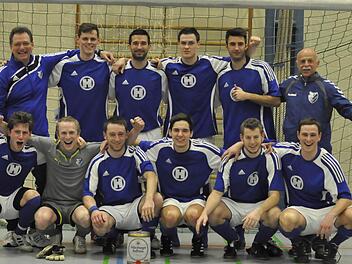 Der FC 06 Bad Kissingen ist Hallen-Stadtmeister 2013 (hinten, von links): Trainer Rüdiger Klug, Nico Limpert, Ervin Gergely, Igor Günther, Maxi Pfülb und Jürgen Mädler sowie (vorne, von links, Marcel Klug, Rene Römmelt, Arek Porombka, Daniel Giesder, Max Wehner und Christian Heilmann. Foto: san