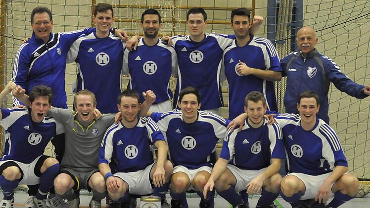 Der FC 06 Bad Kissingen ist Hallen-Stadtmeister 2013 (hinten, von links): Trainer Rüdiger Klug, Nico Limpert, Ervin Gergely, Igor Günther, Maxi Pfülb und Jürgen Mädler sowie (vorne, von links, Marcel Klug, Rene Römmelt, Arek Porombka, Daniel Giesder, Max Wehner und Christian Heilmann. Foto: san