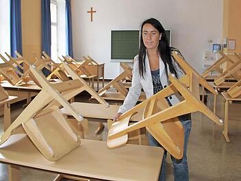 "Ich freue mich schon auf die neue Schule, aber die Sitzordnung muss ein bisschen anders sein", hat sich die neue Schulleiterin der Oberen Schule überlegt. Marion Hoffmann setzt auf lockere Sitzordnungen und stellt kurzerhand um. Fotos: Sonja Adam