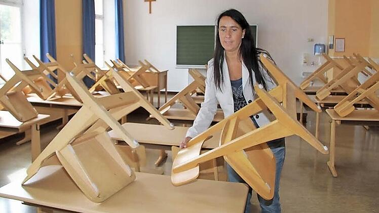 "Ich freue mich schon auf die neue Schule, aber die Sitzordnung muss ein bisschen anders sein", hat sich die neue Schulleiterin der Oberen Schule überlegt. Marion Hoffmann setzt auf lockere Sitzordnungen und stellt kurzerhand um. Fotos: Sonja Adam