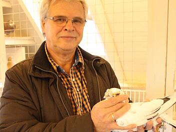 Eberhard Schmidt und ein Nachfahre von Molly, seiner ersten Taube. Foto: Robert Huger