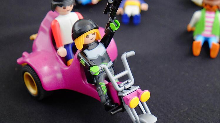 Playmobil-Figuren hat jemand zum Verkauf angeboten. Foto: Gerd Schaar