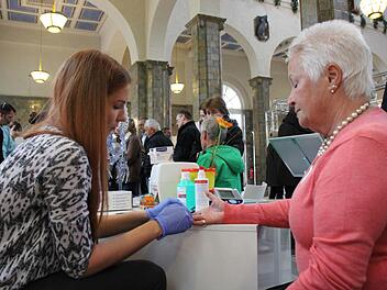 Eine Klinikmitarbeiterin macht einen Blutzuckertest. Foto: Benedikt Borst