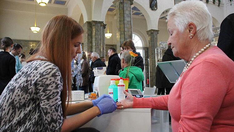Eine Klinikmitarbeiterin macht einen Blutzuckertest. Foto: Benedikt Borst