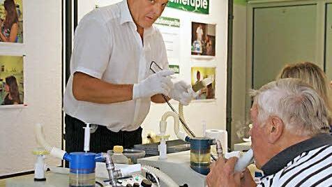 Tief einatmen: Die Besucher konnten sich selbst von der wohltuenden und hilfreichen Wirkung von Inhalationen &uuml;berzeugen. Fotos: Mario Deller