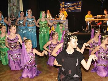 Die Erste Kulmbacher Showtanzgarde nahm die närrische Fangemeinde im Untersteinacher Kleinkunstbrettla mit auf eine Reise um die Welt: Die Super-Dancers haben sich als reich geschmückte Inderinnen verkleideten. Fotos: Sonny Adam